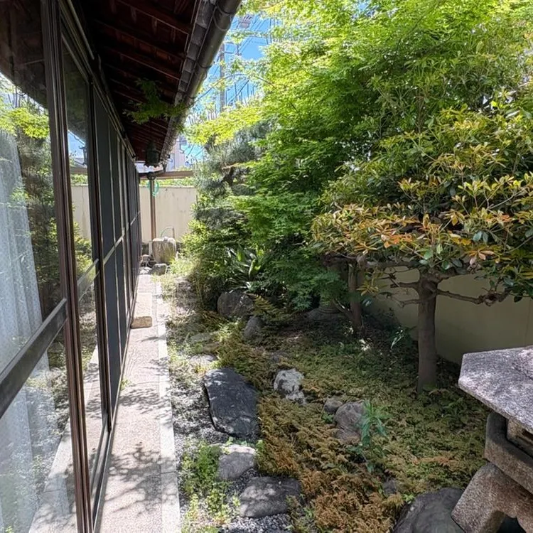 御所の西、護王神社の西。