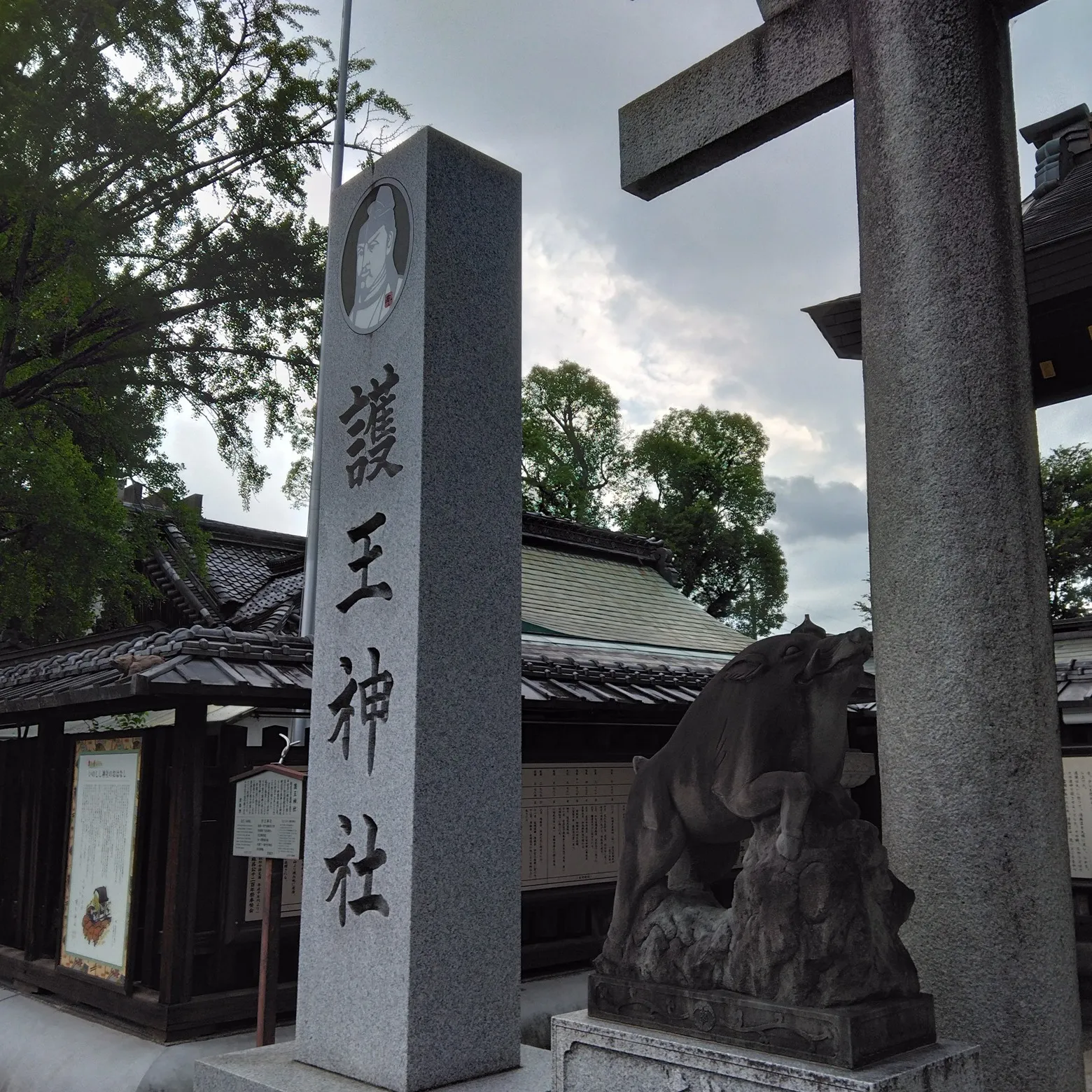 御所の西、護王神社の西。
