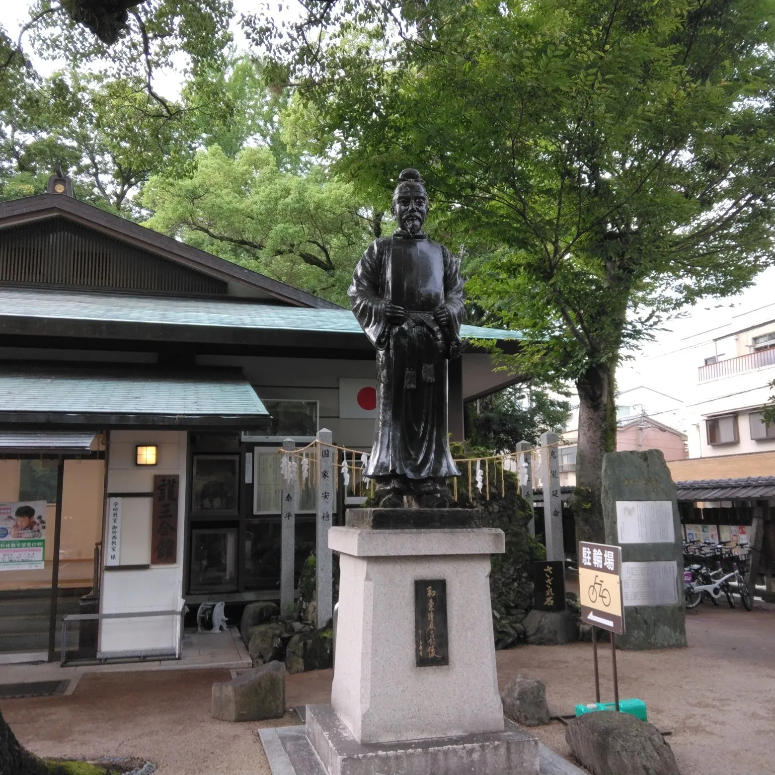 御所の西、護王神社の西。