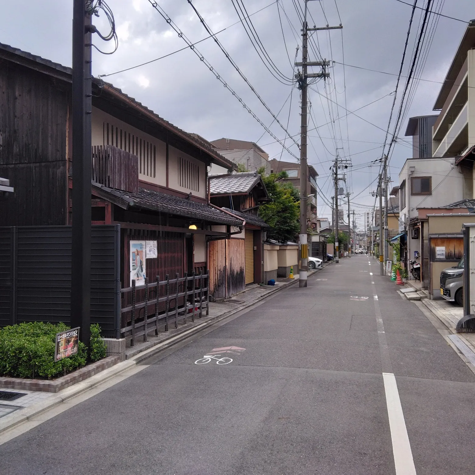 御所の西、護王神社の西。
